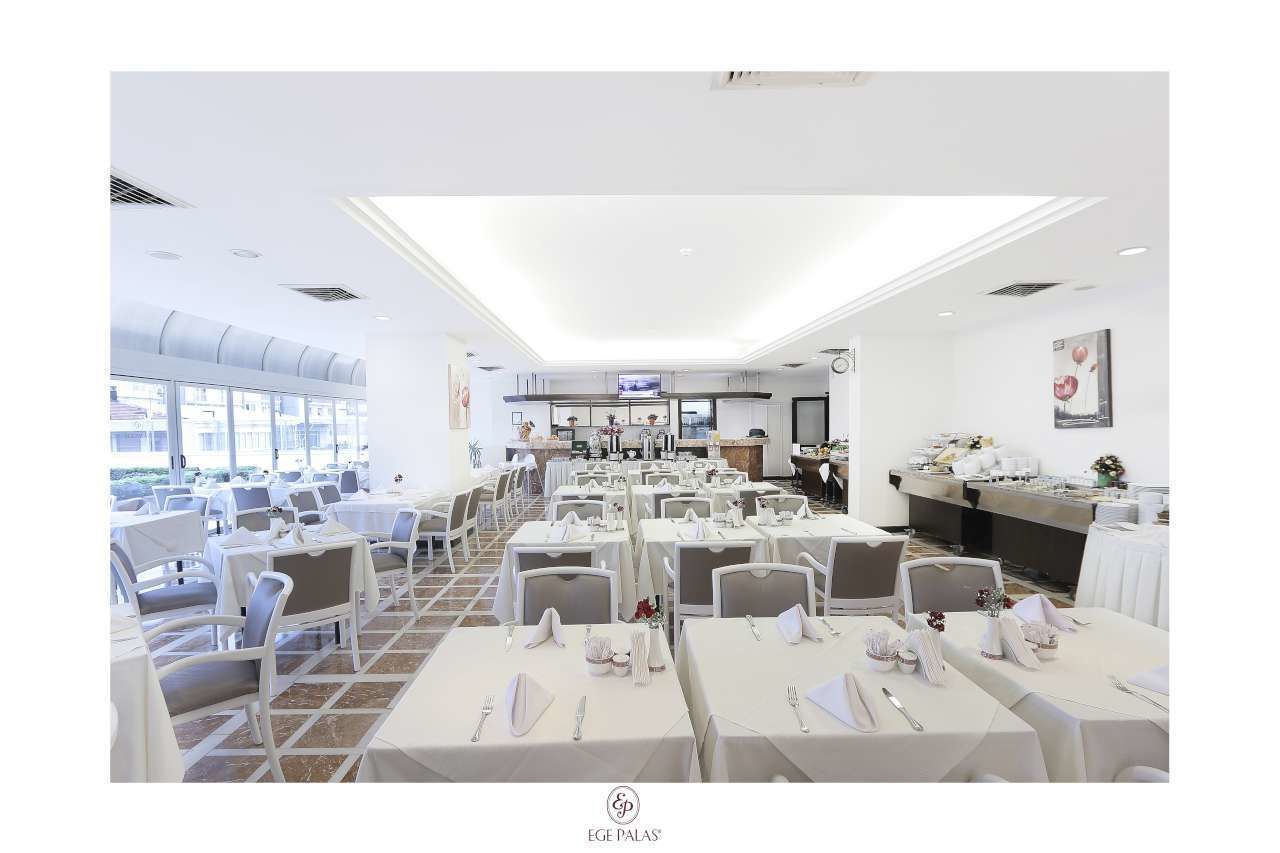 Desayuno buffet (EUR 8 por persona) 