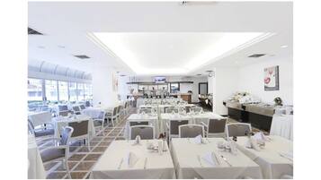Petit déjeuner buffet (8 EUR par personne)