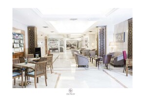 Lobby sitting area - Ege Palas Business Hotel (Izmir)