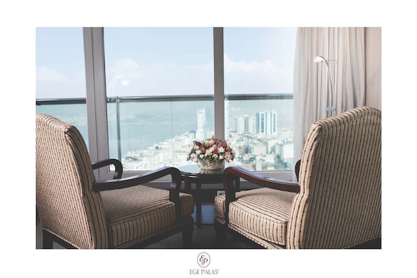 Suite | Minibar, caja de seguridad en la habitación y escritorio