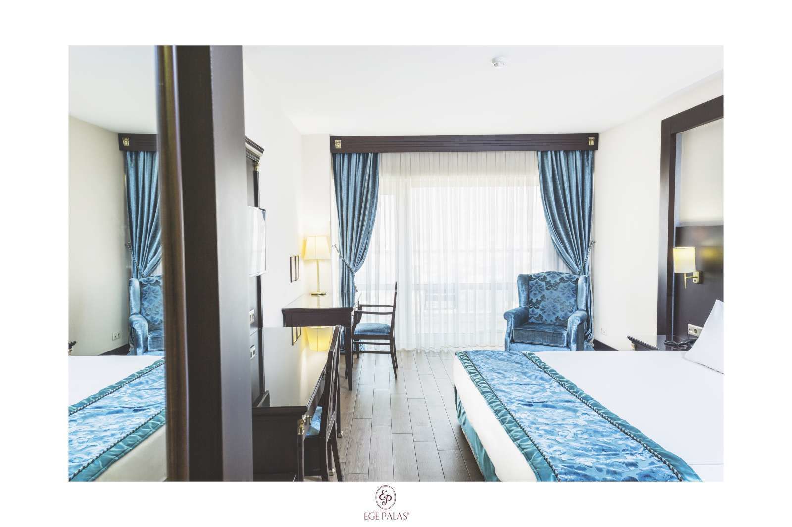 standard double room, city view | minibar, in-room safe, desk, free cots/infant beds
