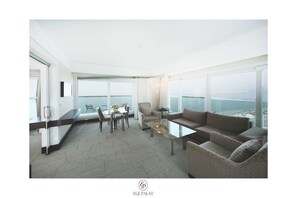 Phòng Suite | Minibar, két bảo mật tại phòng, bàn 