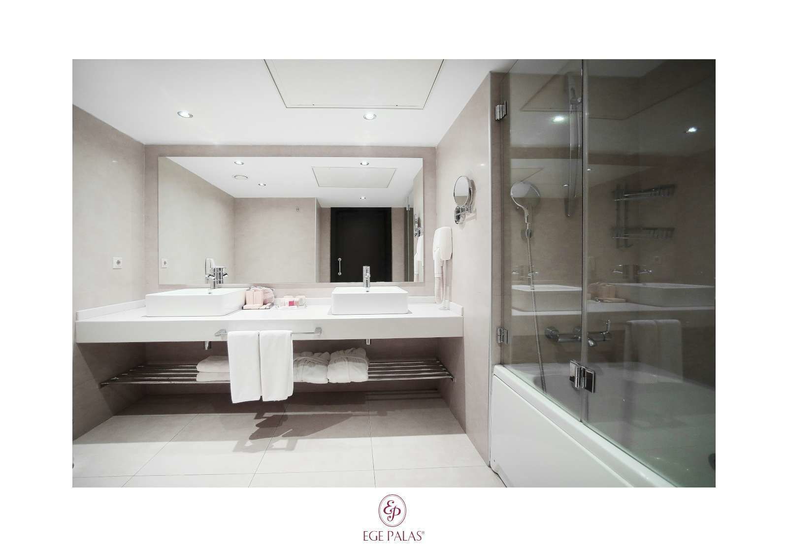 suite | minibar, in-room safe, desk, free cots/infant beds