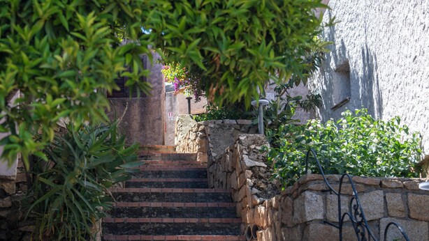 A stone staircase with brick steps leading up to a building. - AHR Altura Hotel Porto Rafael (Palau)