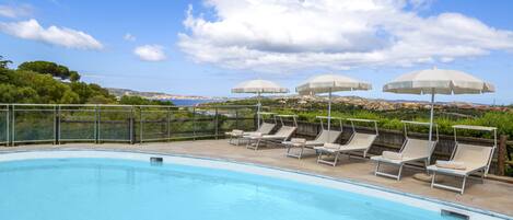 Piscine extérieure, chaises longues