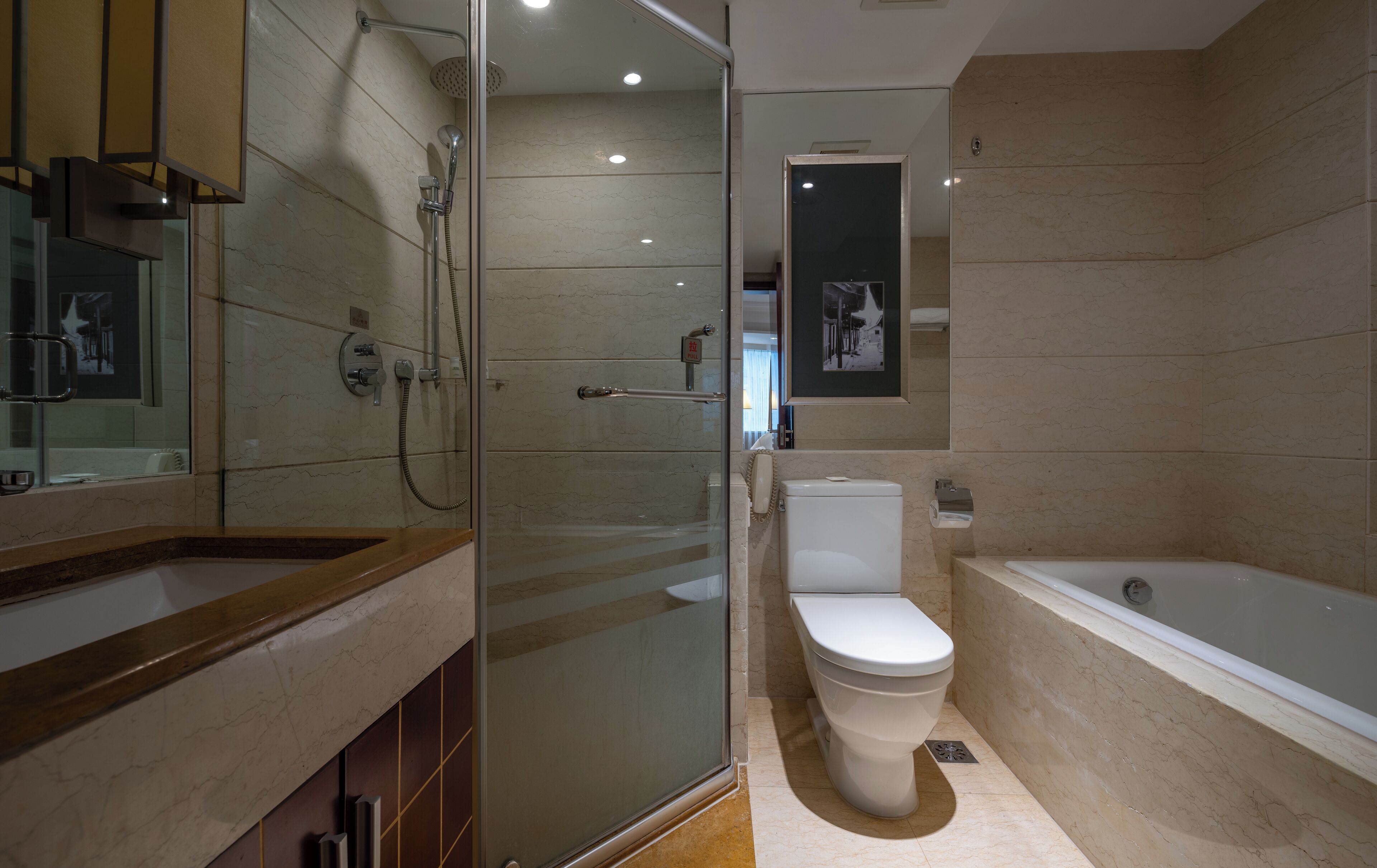 combined shower/bathtub, rainfall showerhead, free toiletries