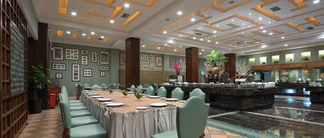 Daily buffet breakfast (CNY 88 per person)