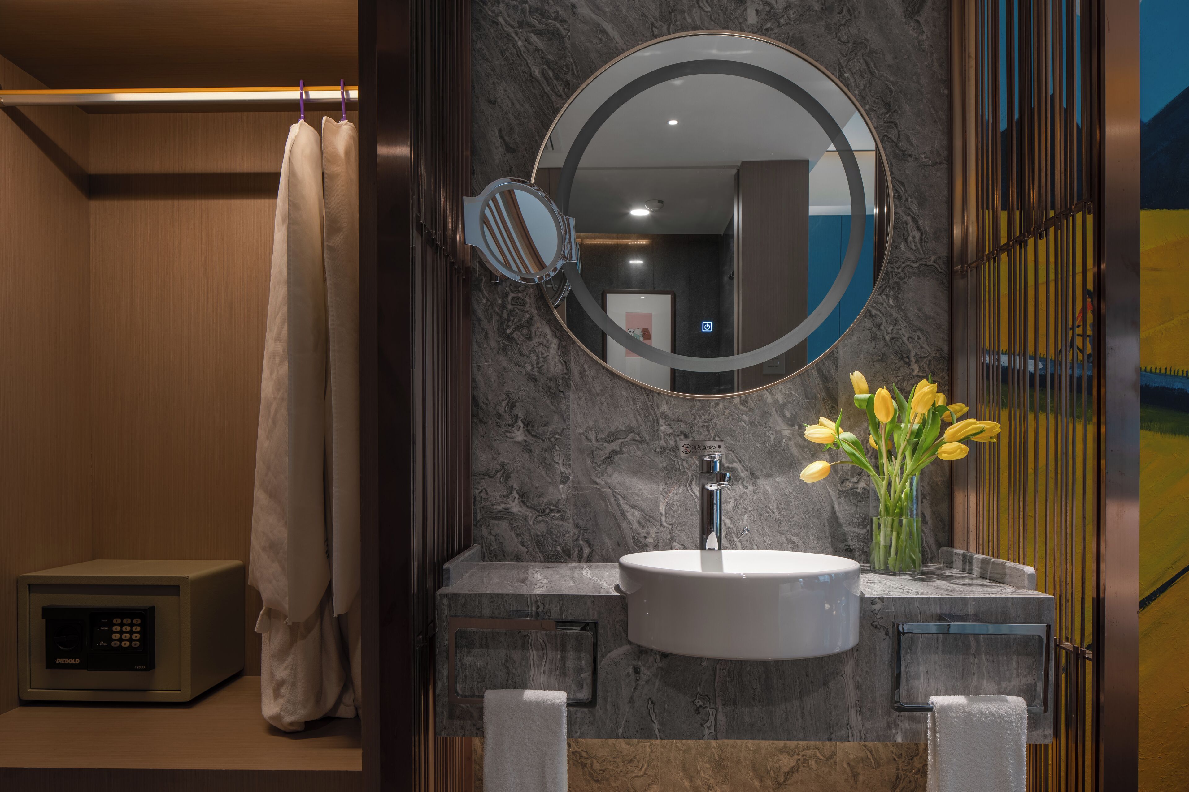 combined shower/bathtub, rainfall showerhead, free toiletries