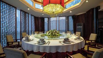 3 restaurants; breakfast, lunch, and dinner served