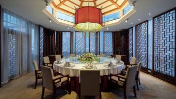 3 restaurantes; se sirve desayuno, almuerzo y cena; cocina china