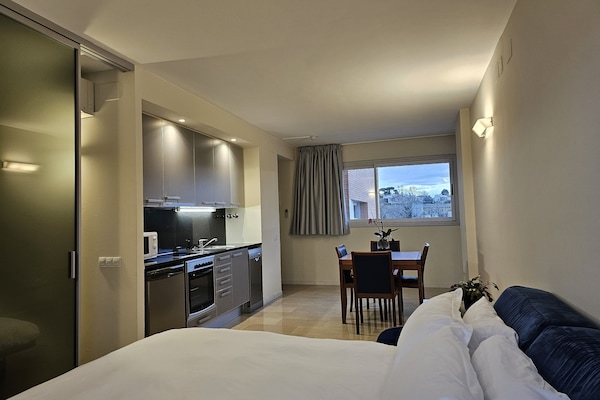Frette Italian sheets, premium bedding, desk, free WiFi
