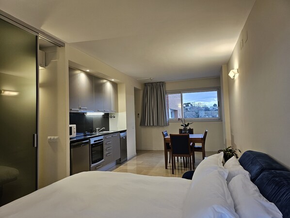 Frette Italian sheets, premium bedding, desk, free WiFi