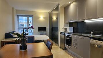 Geladeira, micro-ondas, fogão, cooktop