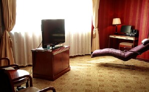 Deluxe Suite | Living room