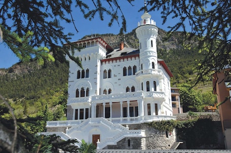 Façade de l’hébergement. Le Château des Magnans