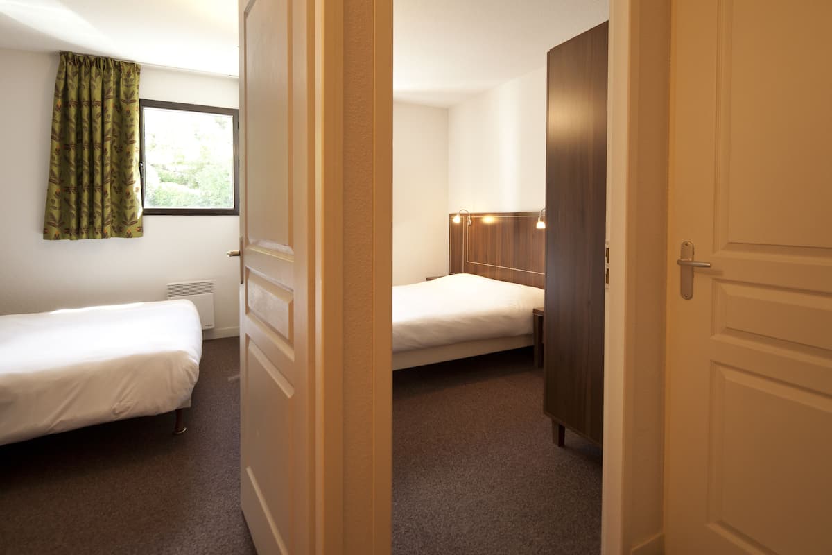 Dúplex, 2 habitaciones | Caja fuerte, sistema de insonorización, cunas (de pago) y ropa de cama