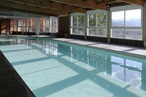 Innenpool, Sonnenschirme, Liegestühle