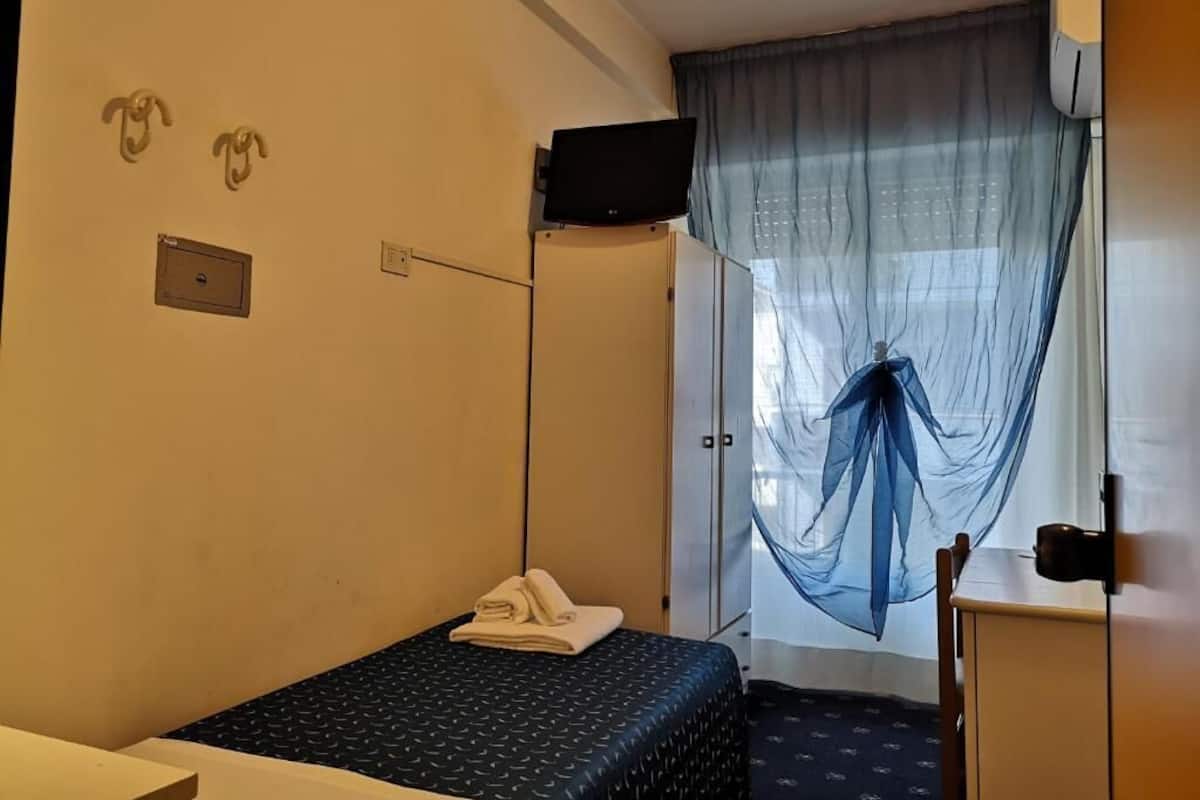 Economy Single Room | Frette Italian sheets, in-room safe, desk, free WiFi