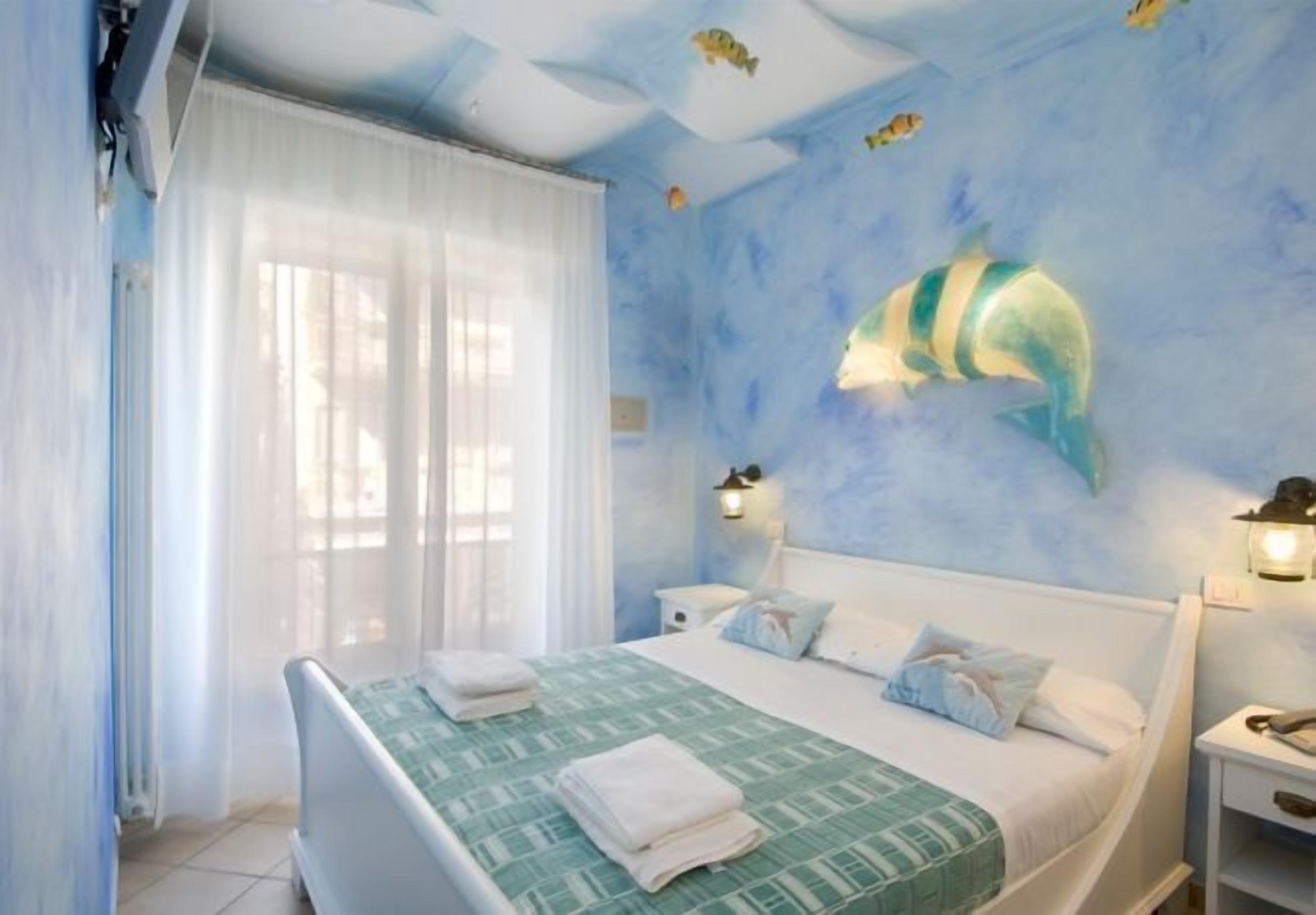 Bộ trải giường bằng vải Frette của Ý, két bảo mật tại phòng, bàn 