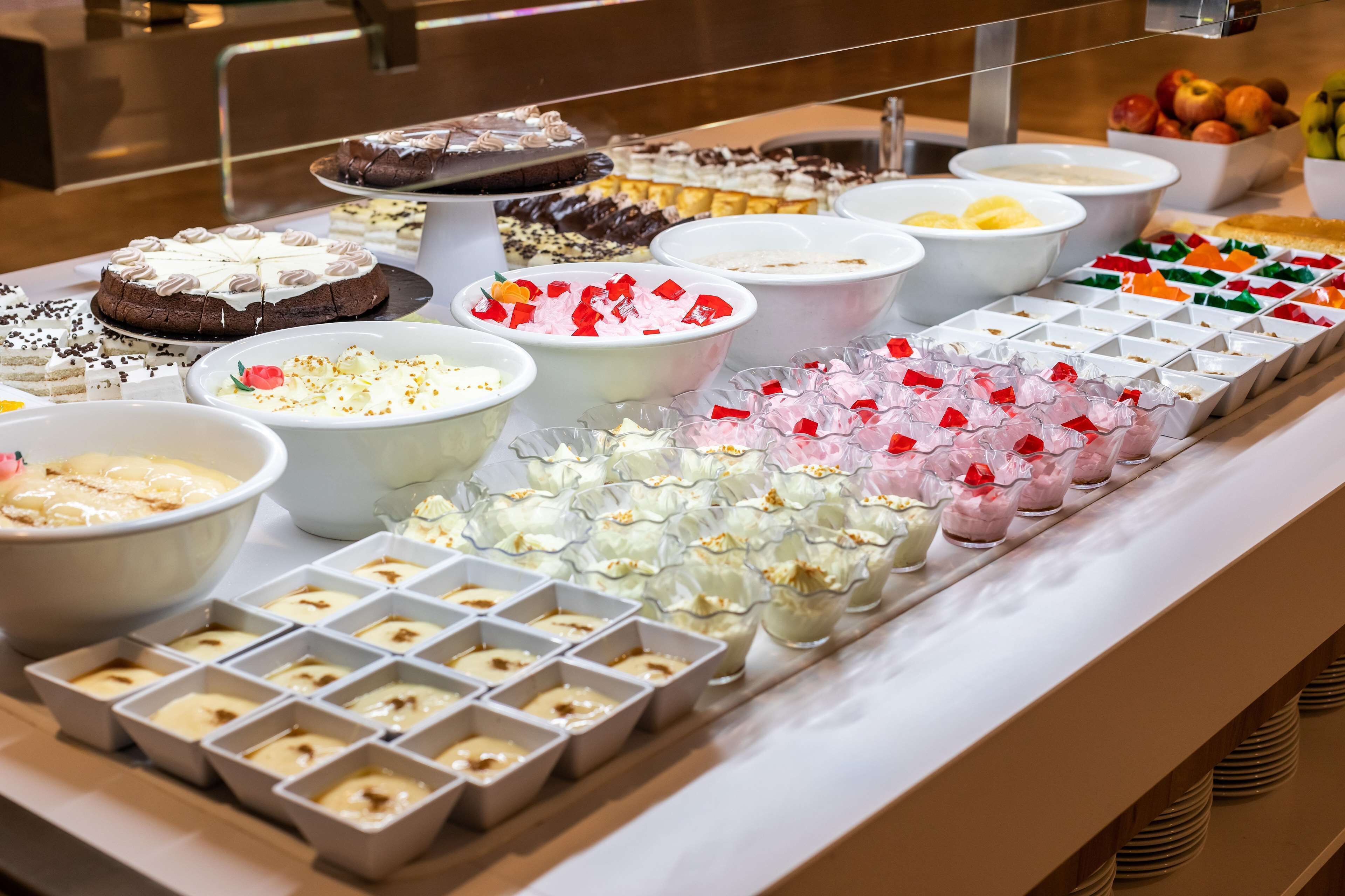 Un bufé con diversos postres y frutas.
