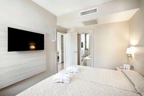 Minibar, caja de seguridad en la habitación y escritorio 