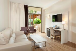 Frigobar, cofres nos quartos, escrivaninha