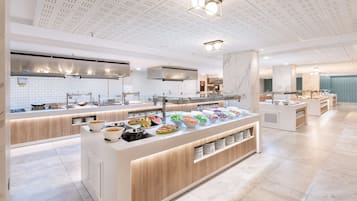 2 restaurantes; se sirve desayuno, almuerzo y cena; cocina internacional