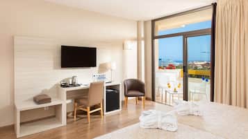 Minibar, caja de seguridad en la habitación y escritorio