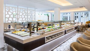 A buffet with various food items and a seating area with chairs. - Hotel Best Tenerife (Arona)