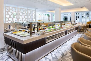 2 restoran, kahvaltı, öğle yemeği sunulur, uluslar arası mutfak 