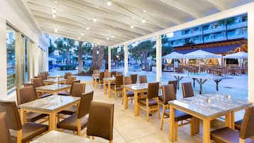 2 restaurantes; se sirven desayunos, almuerzos y cenas