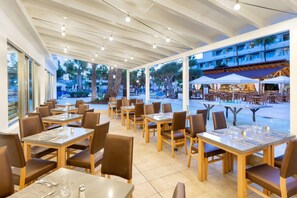 2 restaurants; breakfast, lunch, and dinner served
