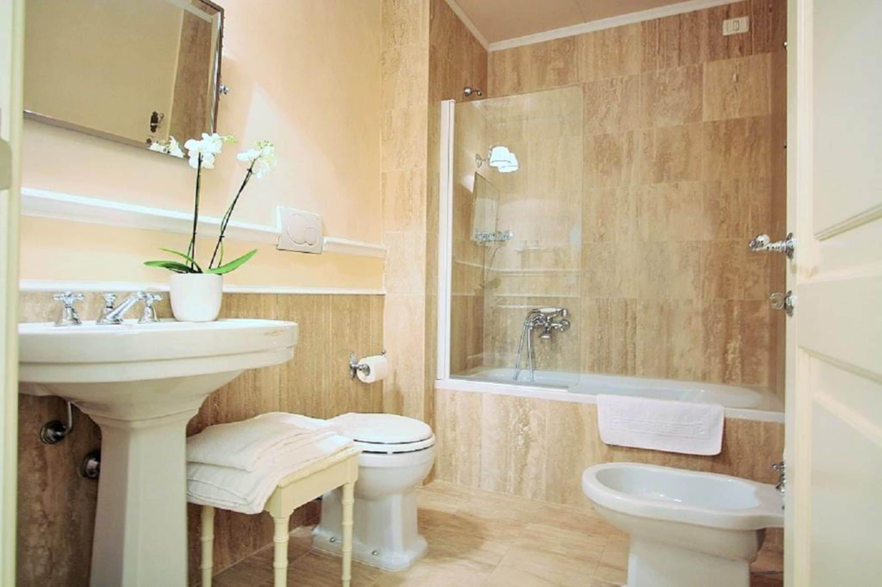 Deluxe Apartment Duomo view 4 people | Badezimmer | Kostenlose Toilettenartikel, Haartrockner, Hausschuhe, Handtücher