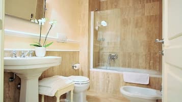 Deluxe Apartment Duomo view 4 people | Badezimmer | Kostenlose Toilettenartikel, Haartrockner, Hausschuhe, Handtücher