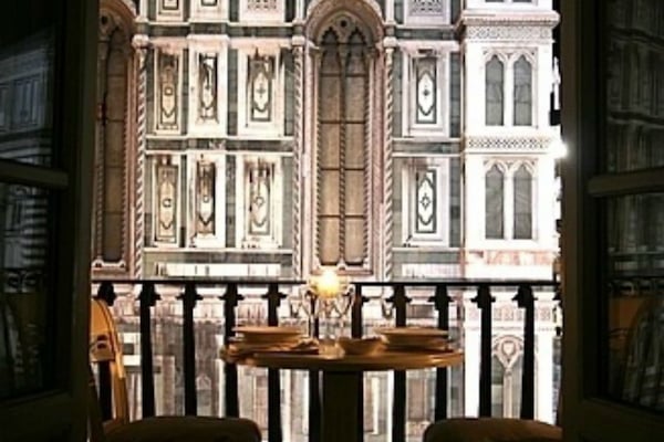 Deluxe Apartment Duomo view with balcony | Seprai premium, selimut bulu angsa, brankas, dan didekorasi berbeda-beda