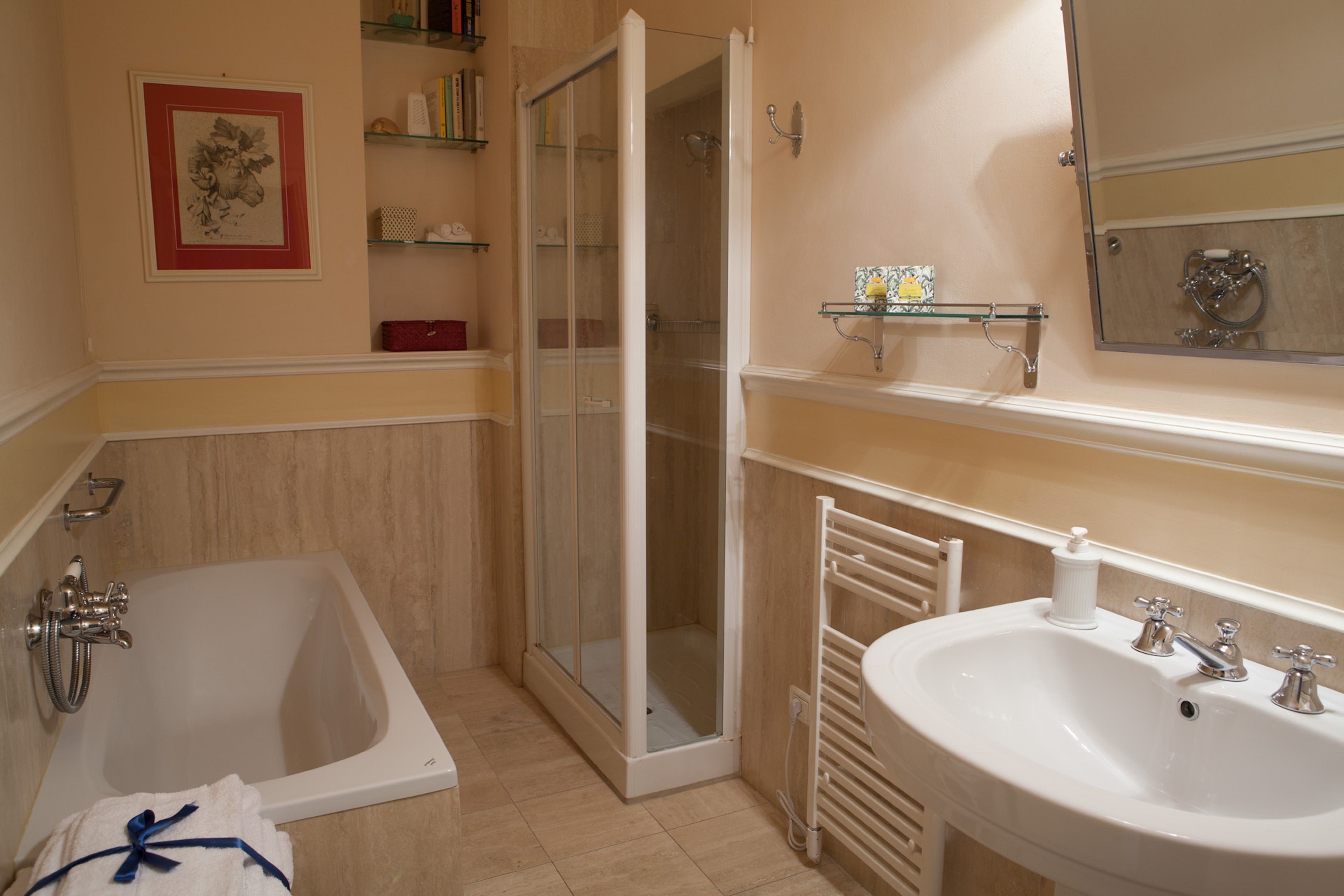 Une salle de bain avec une baignoire, une douche et un lavabo.