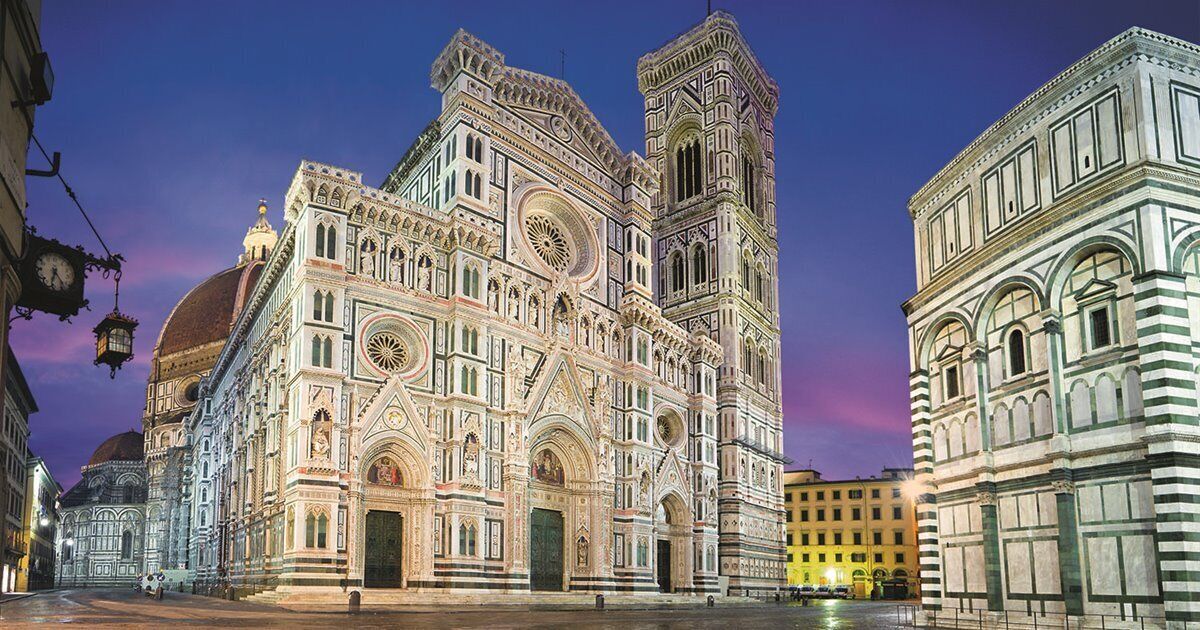 Una catedral histórica con detalles arquitectónicos intrincados, una cúpula destacada y una gran plaza abierta en su parte frontal.