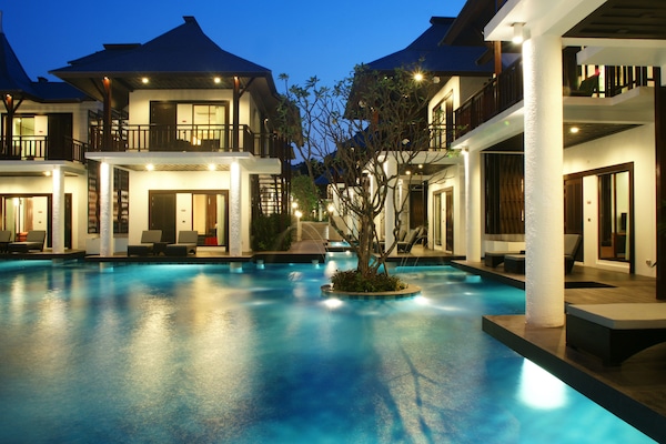 4 outdoor pools