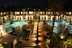 4 outdoor pools