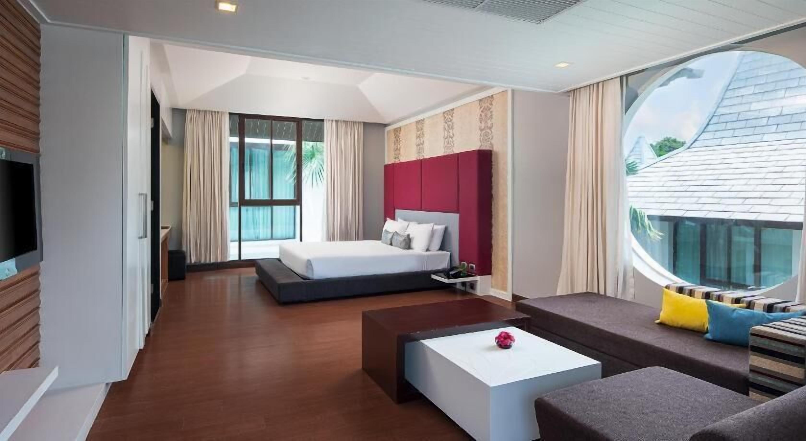 Frigobar, cofres nos quartos, escrivaninha, quartos à prova de som