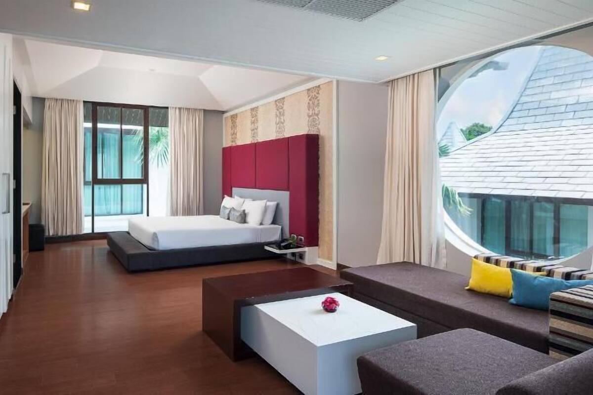 Frigobar, cofres nos quartos, escrivaninha, quartos à prova de som