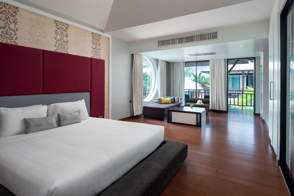 Deluxe King Room Pool View | Minibar, caja de seguridad en la habitación y escritorio