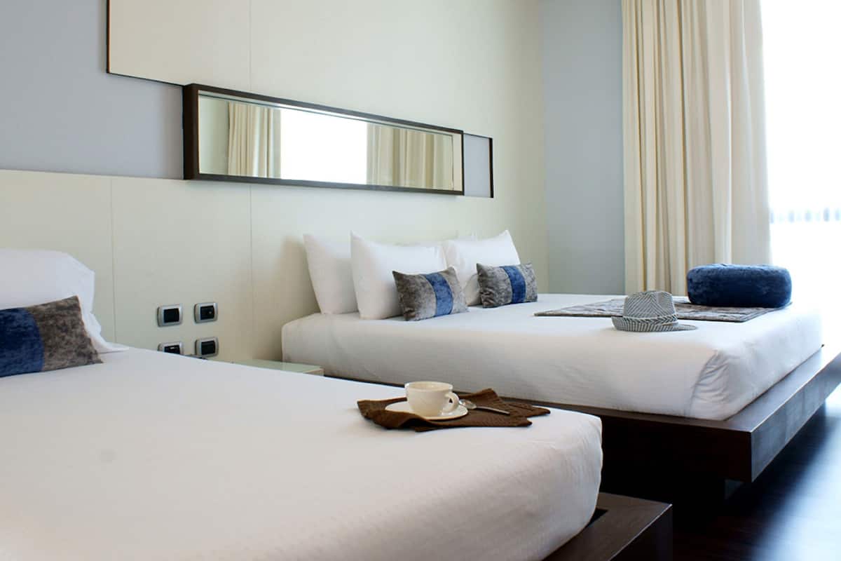 Deluxe Twin Room Pool Access | Minibar, caja de seguridad en la habitación y escritorio