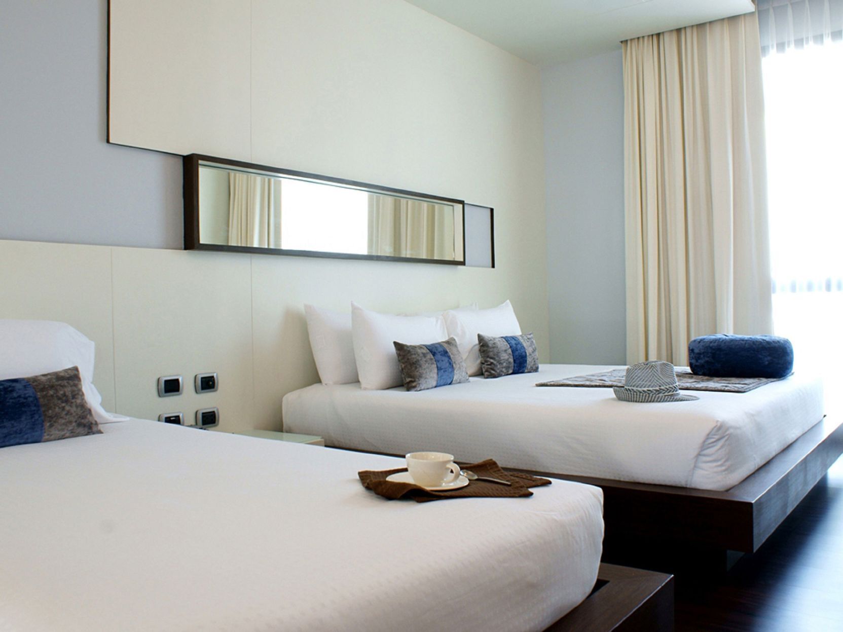 Frigobar, cofres nos quartos, escrivaninha, quartos à prova de som