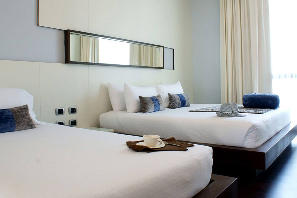 Frigobar, cofres nos quartos, escrivaninha, quartos à prova de som