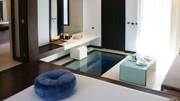 Deluxe Twin Room Pool Access | 迷你吧、房內夾萬、書桌、隔音