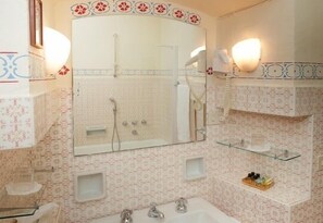 Classic Double or Twin Room | Bathroom | Free toiletries, hair dryer, towels - Badia a Coltibuono (Gaiole in Chianti)