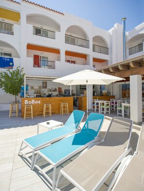 Utendørsbasseng, bassengparasoller og solsenger