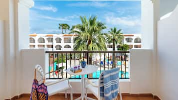 Twin kamer, uitzicht op zwembad | Terras