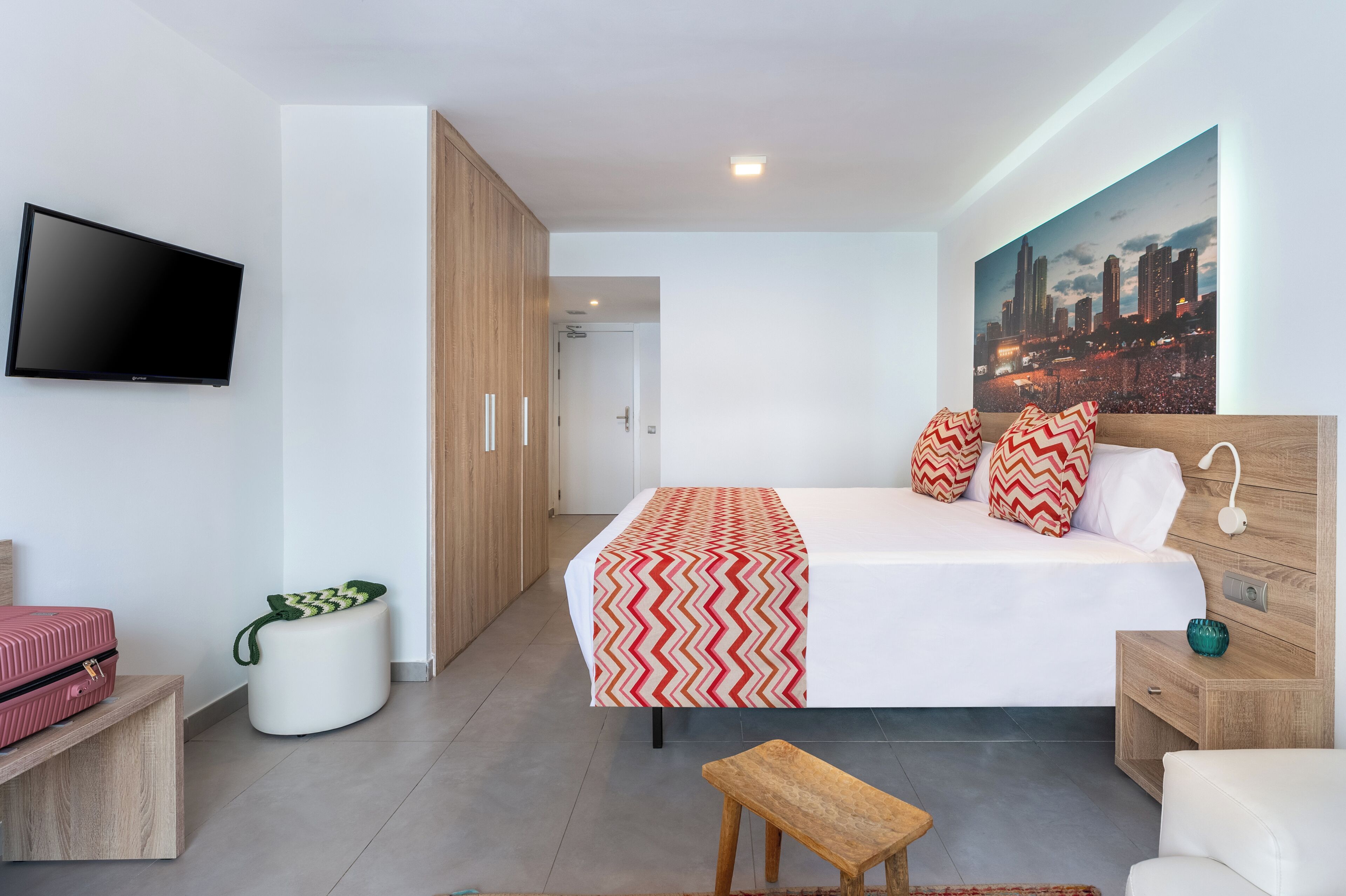 deluxe twin room | 1 bedroom, in-room safe, desk, blackout curtains